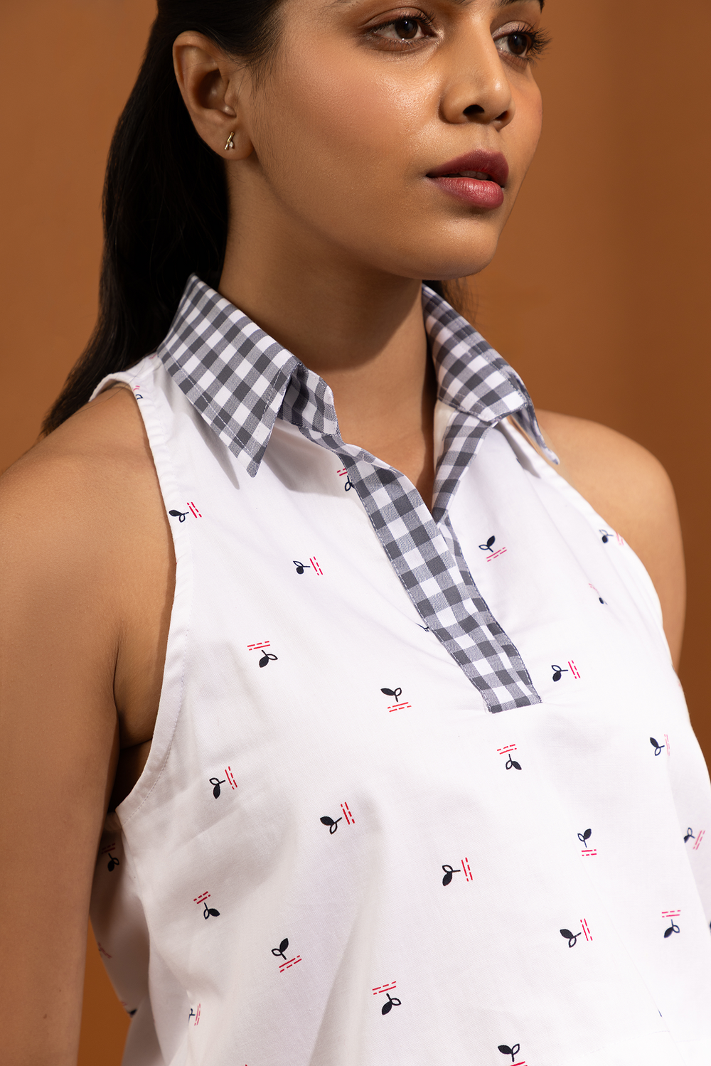 Printed White Sleeveless Top With Gingham Collar